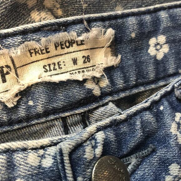 Free People Blue & White Ditsy Flower Crop Cropped Jeans 26 - Picture 4 of 7